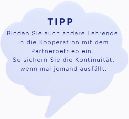Sprechblase mit dem Text 'TIPP' und einem Hinweis zur Einbindung von Lehrenden in die Kooperation mit dem Partnerbetrieb.